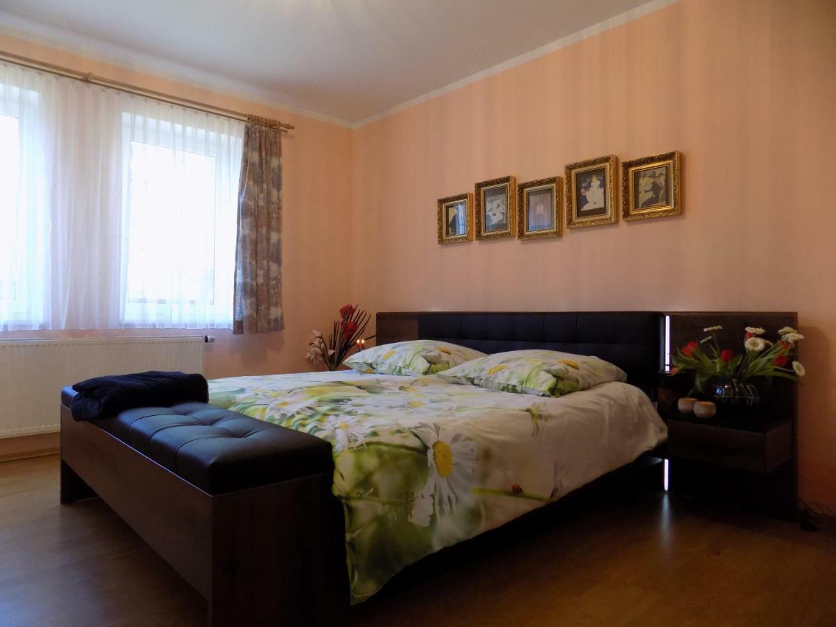 Landhaus Florian Apartment Rovensko pod Troskami Bagian luar foto