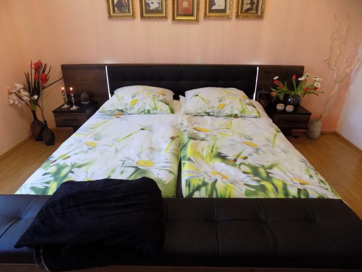 Landhaus Florian Apartment Rovensko pod Troskami Bagian luar foto
