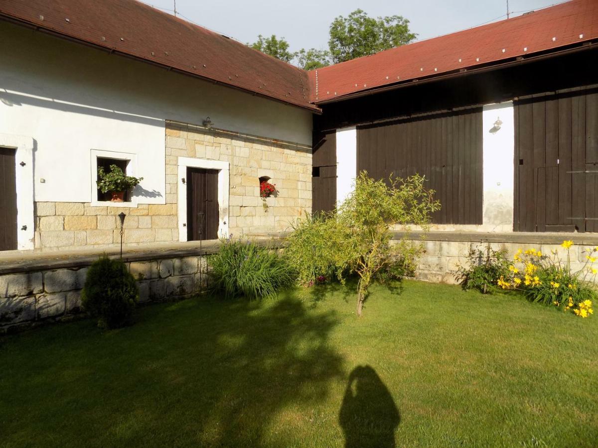 Landhaus Florian Apartment Rovensko pod Troskami Bagian luar foto